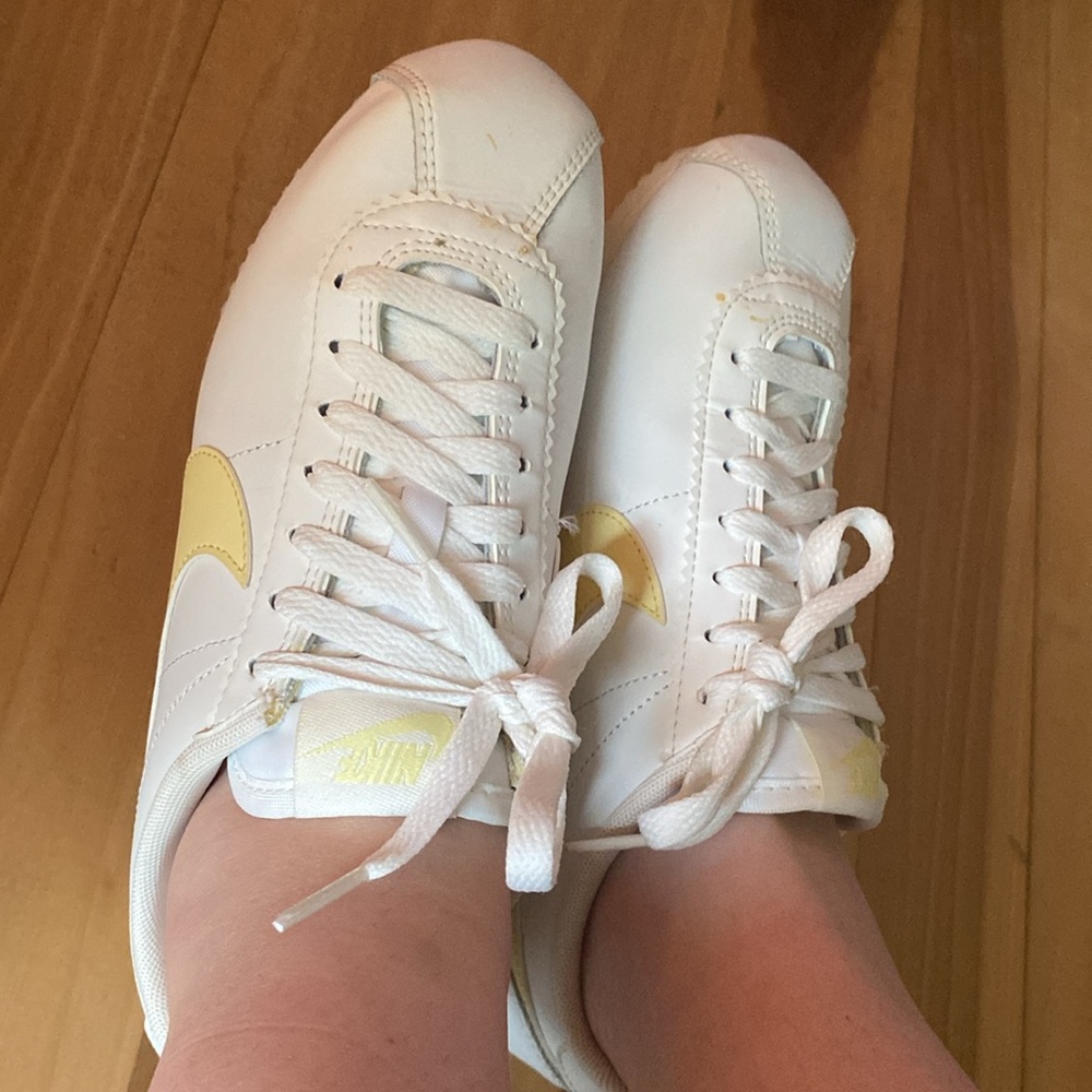 Nike Women’s White Sneakers with Pale Yellow Swoosh - Picture 4 of 6